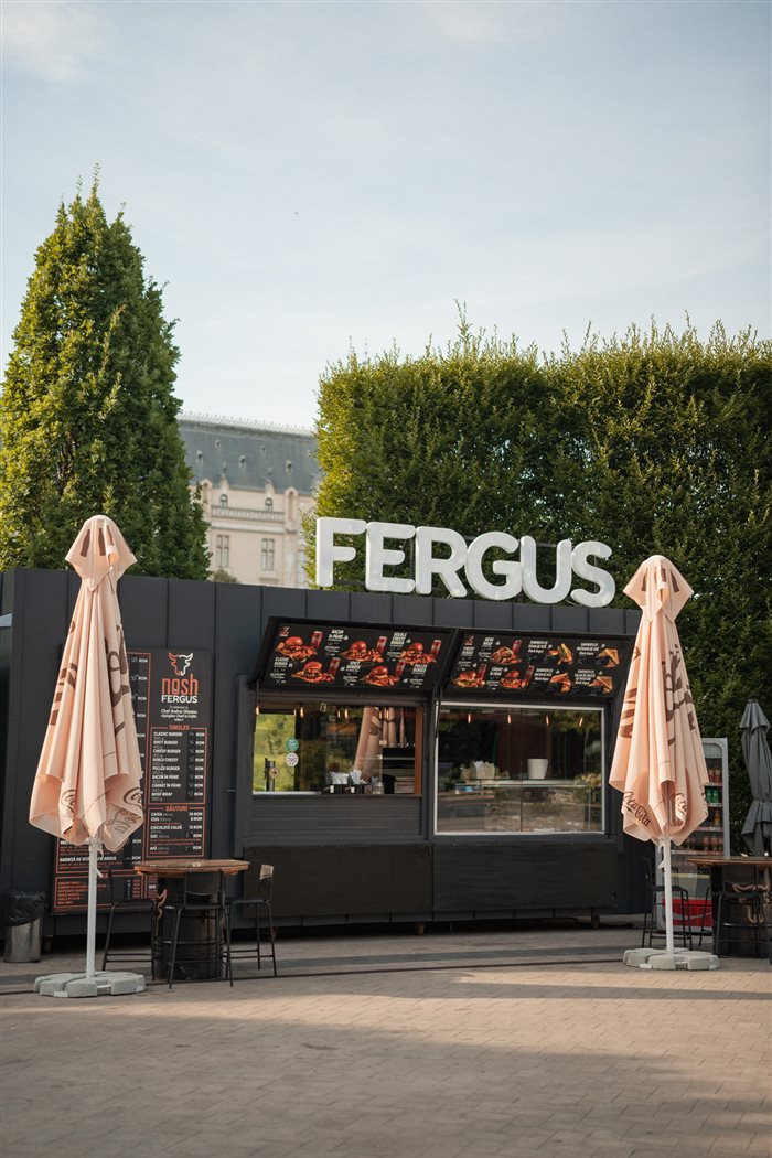 Food Truck Fergus Farm — fațadă cu meniu afișat