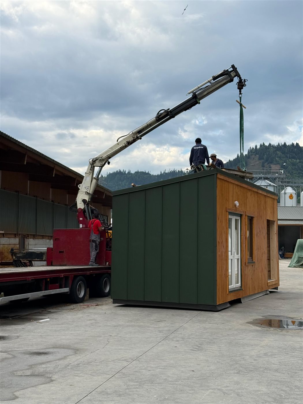 Notre propre grue charge un module complet sur un camion, dans la cour de l'atelier Opercons