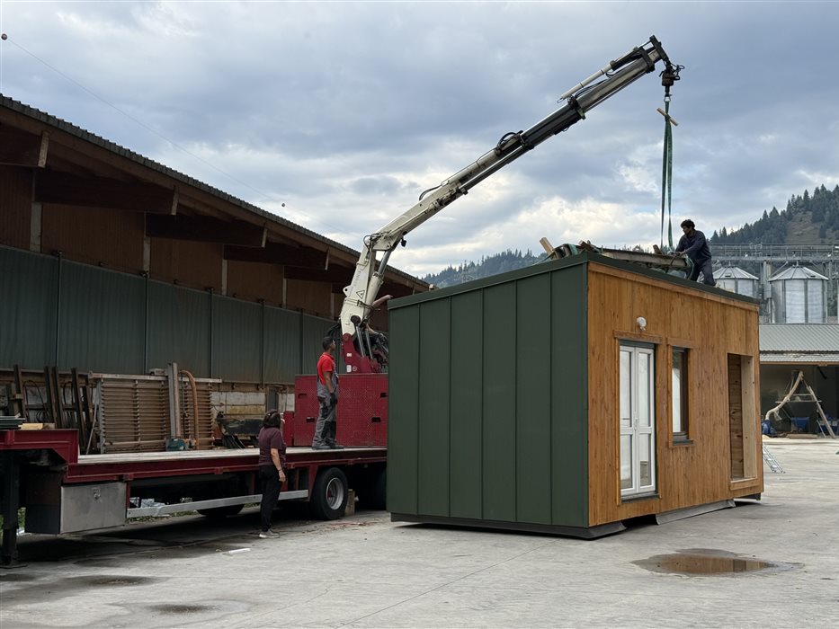 Tiny house transport and assembly with a special crane